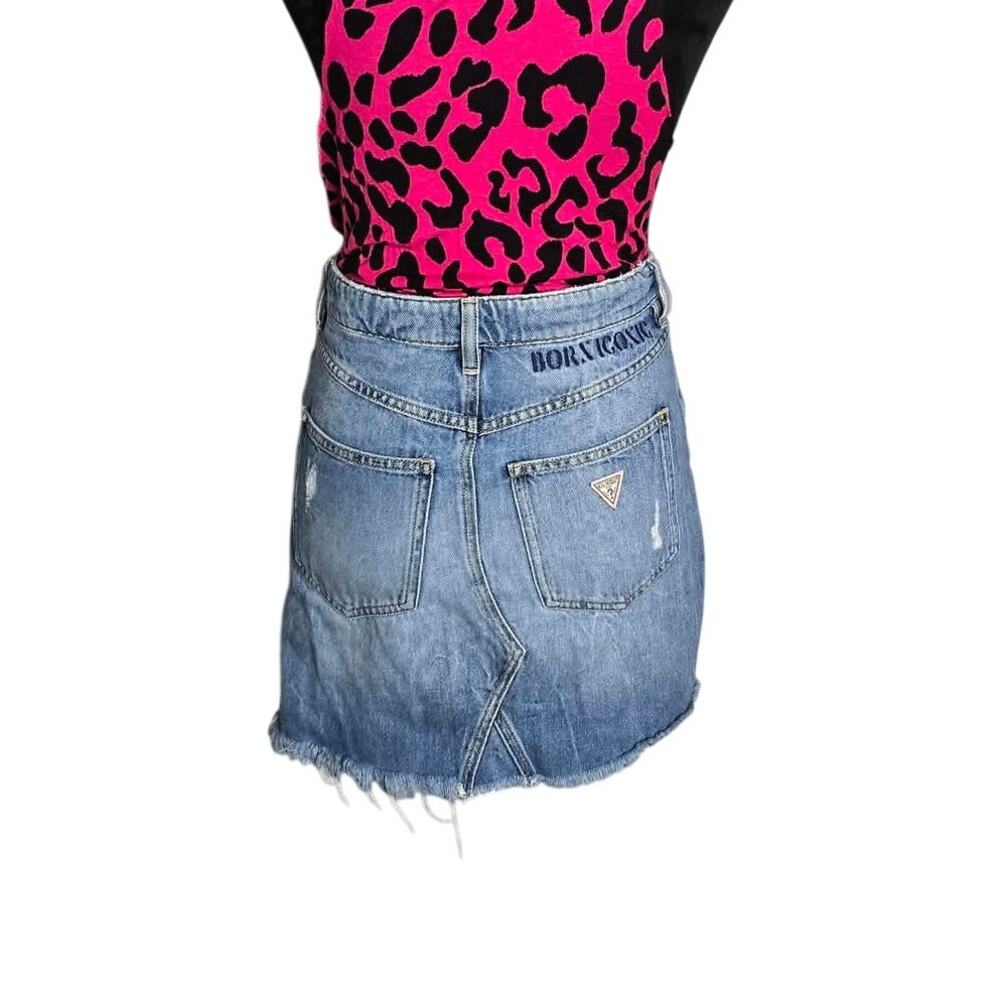 GUESS Women’s Denim Mini Skirt Size 27 High Rise Distressed Raw Hem Light Wash - Picture 5 of 14